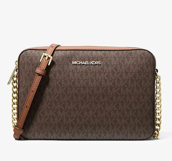 Crossbody rectangurar café monograma cadena dorada