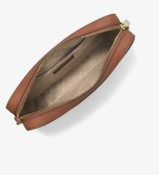 Crossbody rectangurar café monograma cadena dorada