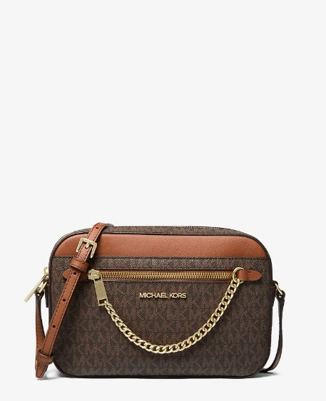 Crossbody MK monograma café con cadena delantera