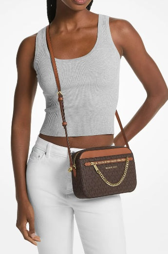 Crossbody MK monograma café con cadena delantera